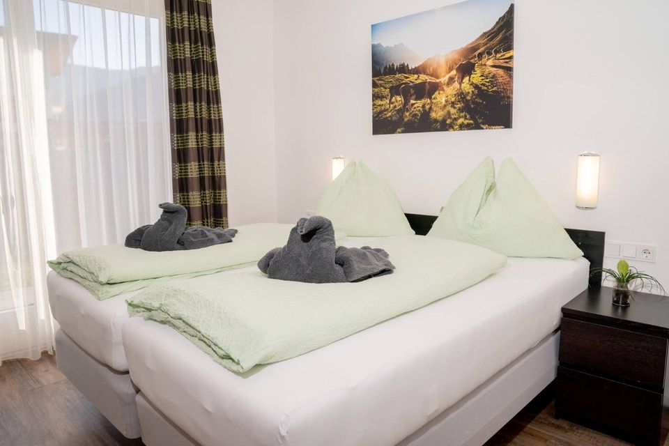 Schlafzimmer im Apartment Jessica mit Doppelbett und Bergmotiv
