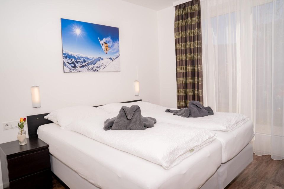 Schlafzimmer im Apartment Jessica mit Doppelbett und Skimotiv