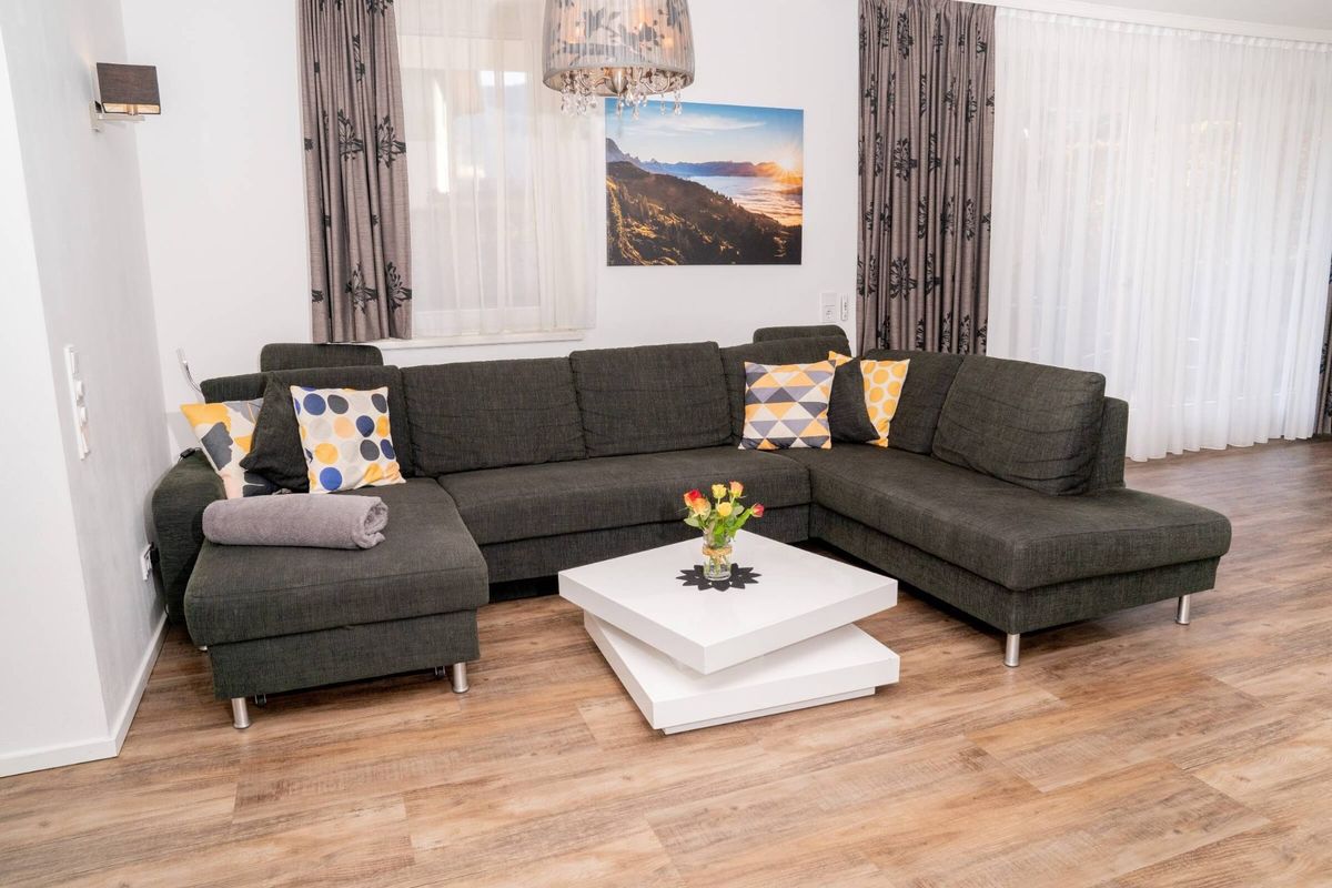 Heller Wohnbereich im Apartment Jessica mit großer Sofalandschaft