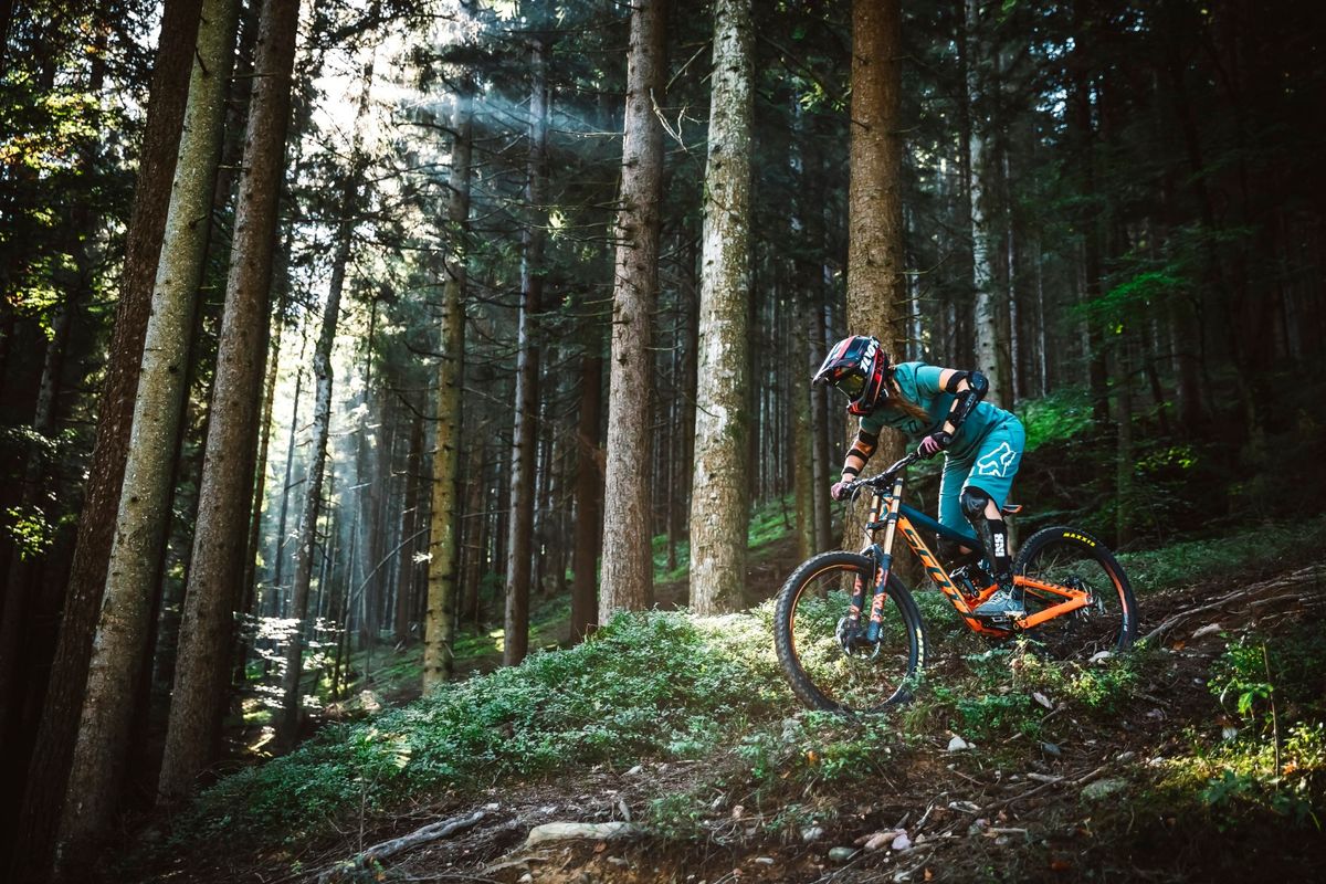 Mountainbiker auf einem alpinen Trail im Bikepark Leogang