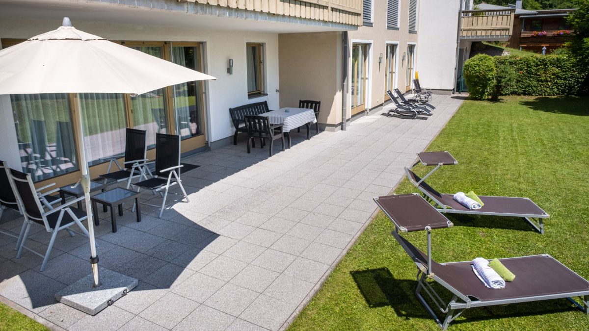 Sonnenterrasse des Apartment Jessica mit Liegen und Sonnenschirm