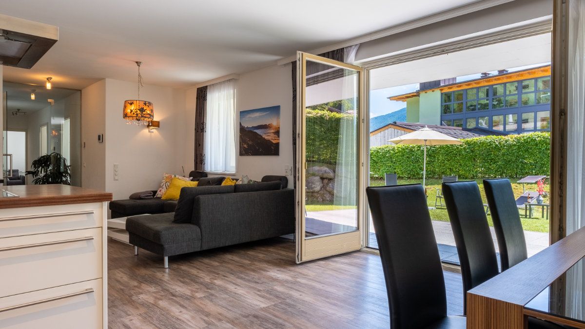 Offene Wohnküche des Apartment Jessica mit Zugang zum Garten